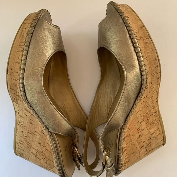 STUART WEITZMAN Jean metallic wedge sandals 8 1/2 - Picture 8 of 10